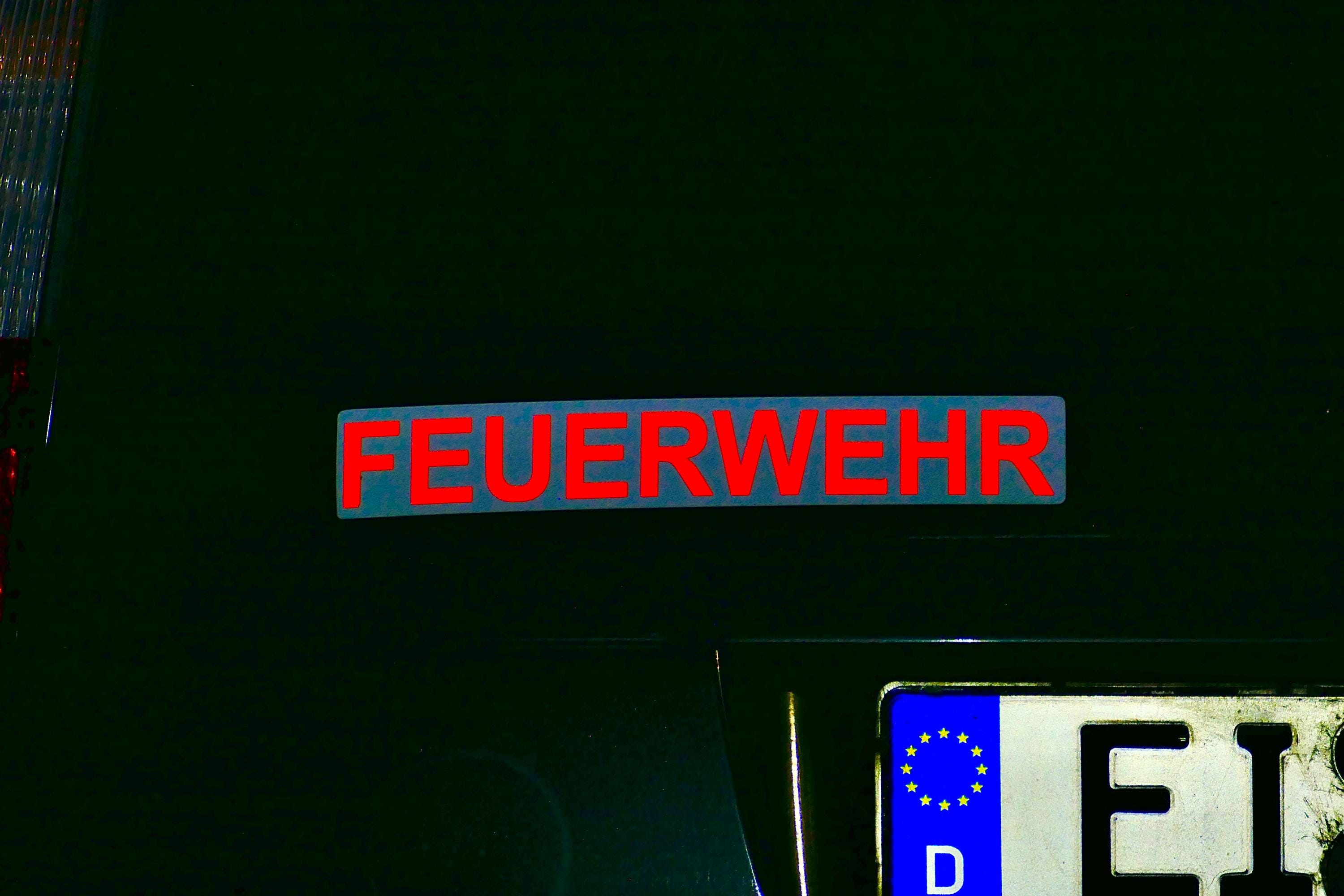 2 Magnetschilder FEUERWEHR weiß-rot reflektierend 30 x 5 cm