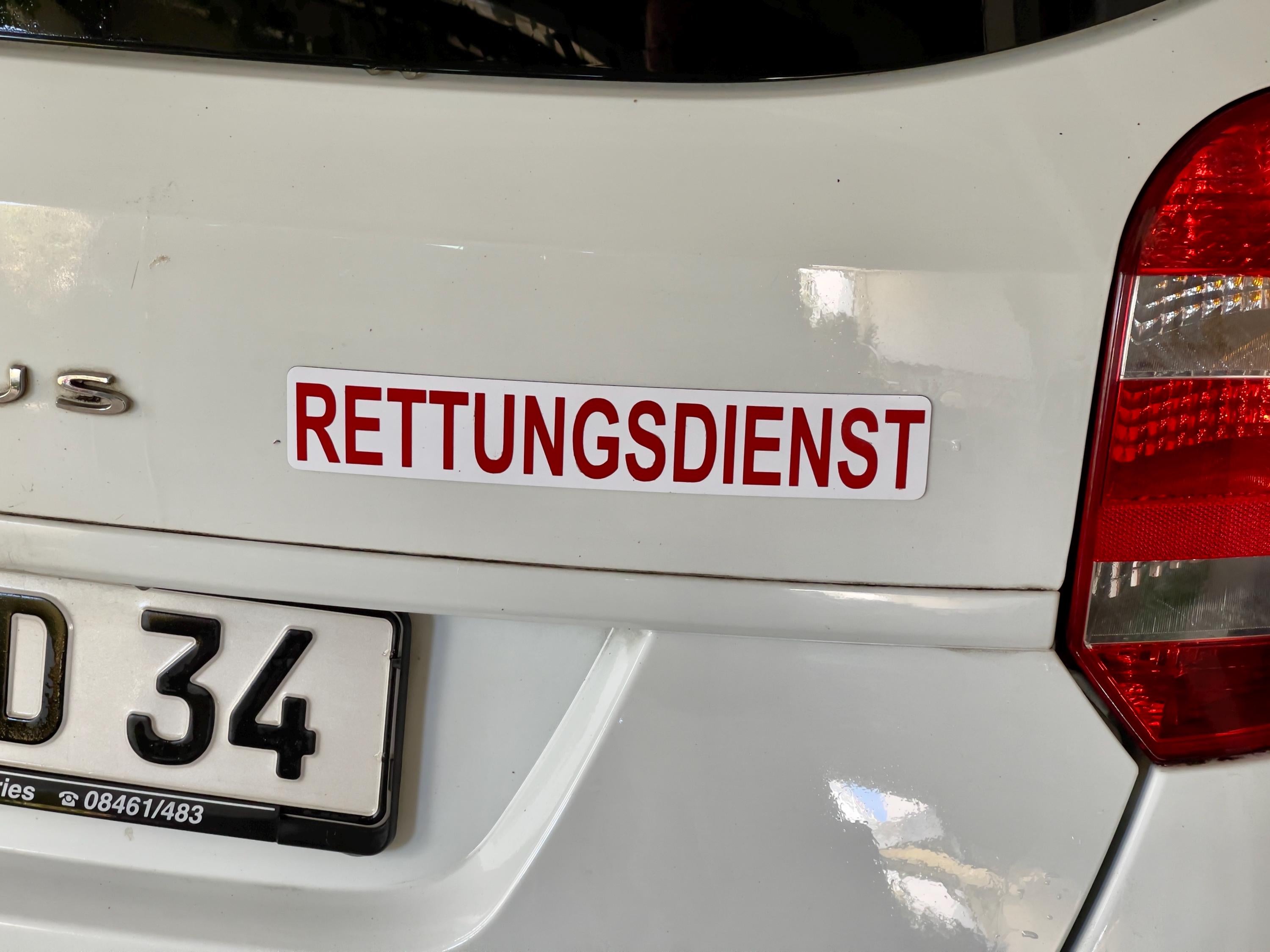 2 Magnetschilder RETTUNGSDIENST weiß-rot reflektierend 30 x 5 cm