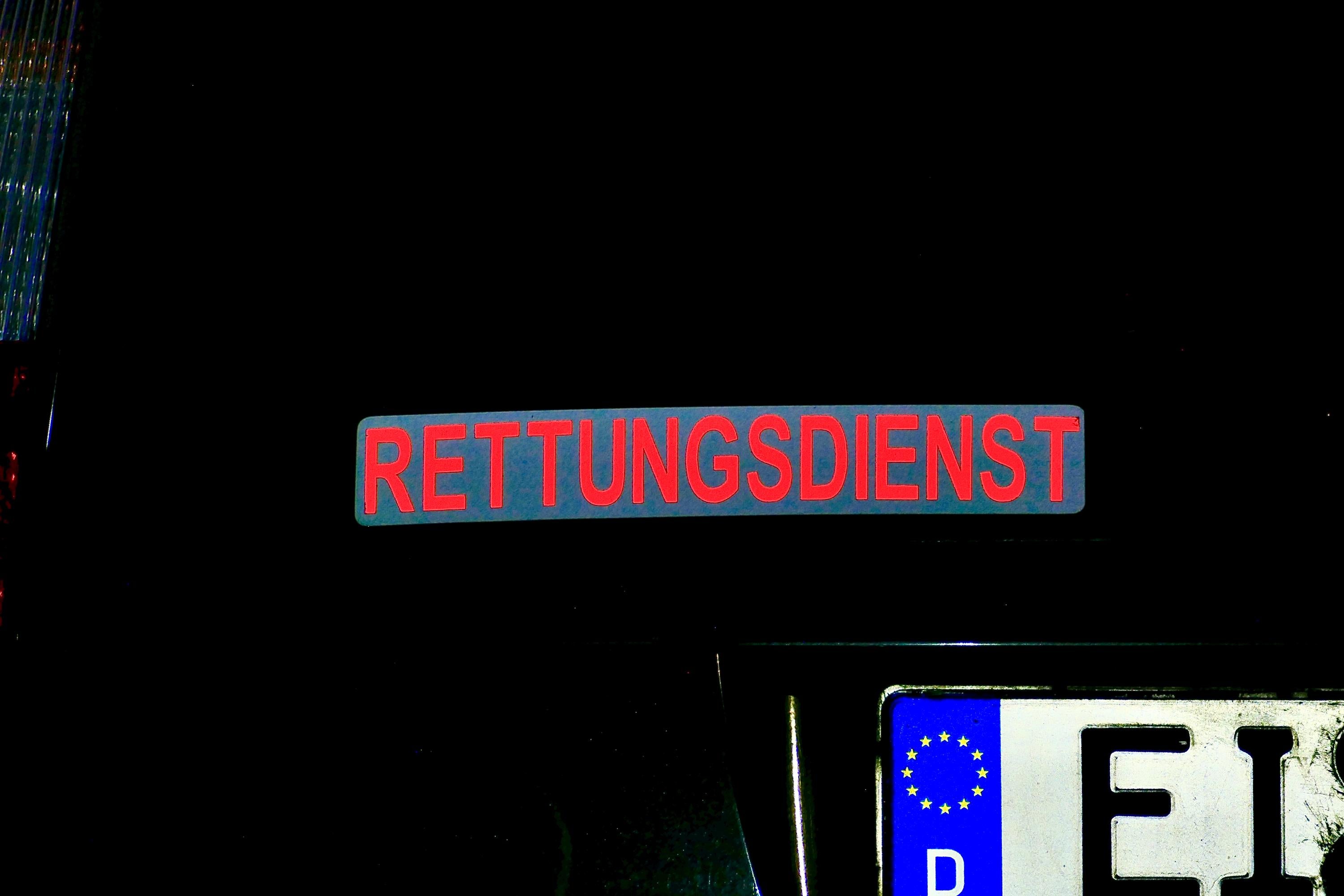 2 Magnetschilder RETTUNGSDIENST weiß-rot reflektierend 30 x 5 cm