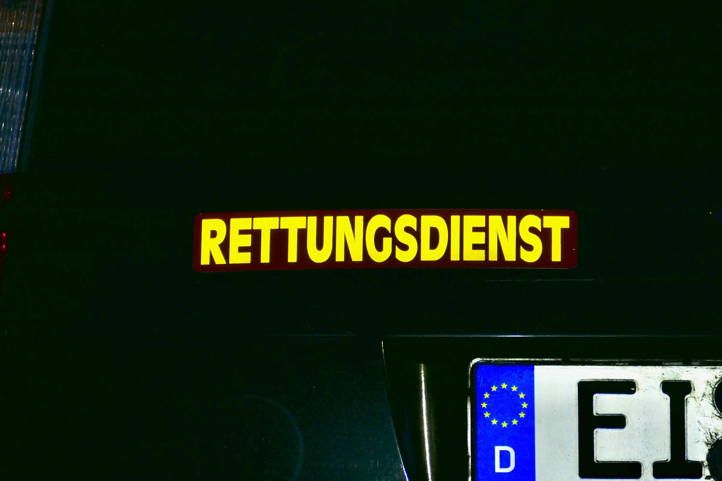 2 Magnetschilder RETTUNGSDIENST reflektierend gelb-rot 30 x 5 cm