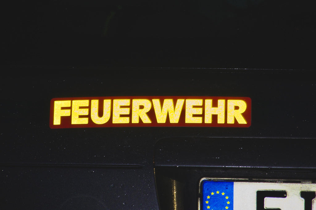 2 Magnetschilder FEUERWEHR reflektierend gelb-rot 30 x 5 cm